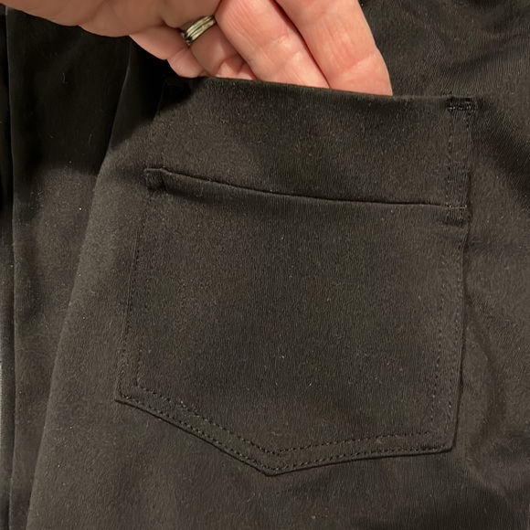 Yogi pace XS black yoga pants 2 pockets in front 2 on back with mock button - Picture 11 of 12